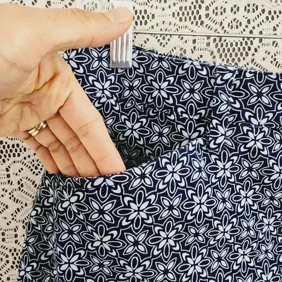 Lands' End pattern women's shorts bermuda 8 - Picture 3 of 7